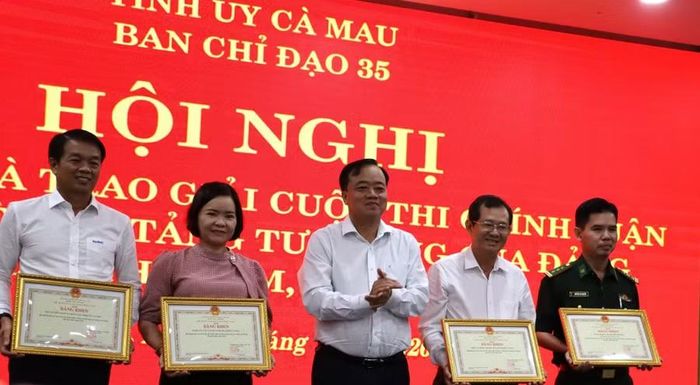 Các đơn vị nhận giải tập thể.