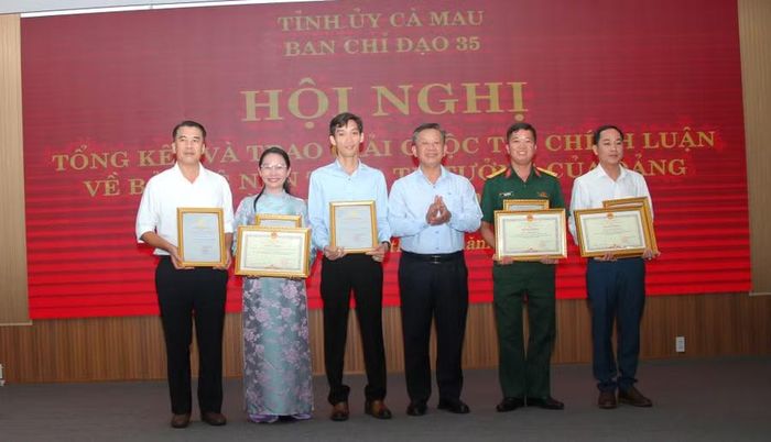 Các tác giả, nhóm tác giả đạt giải A cuộc thi.