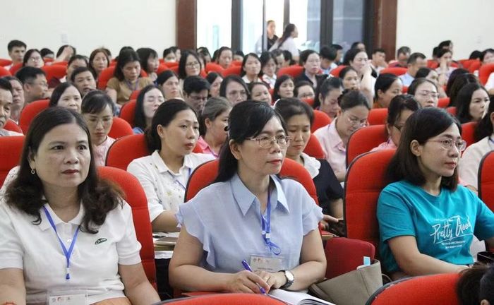 Các đại biểu, giáo viên tỉnh Thanh Hóa tham dự hội thảo.