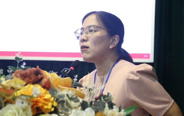 TS Bùi Hồng Vân - Chủ nhiệm bộ môn Lý thuyết tiếng, Khoa Ngoại ngữ, Học viện Quản lý giáo dục tham luận tại hội thảo.