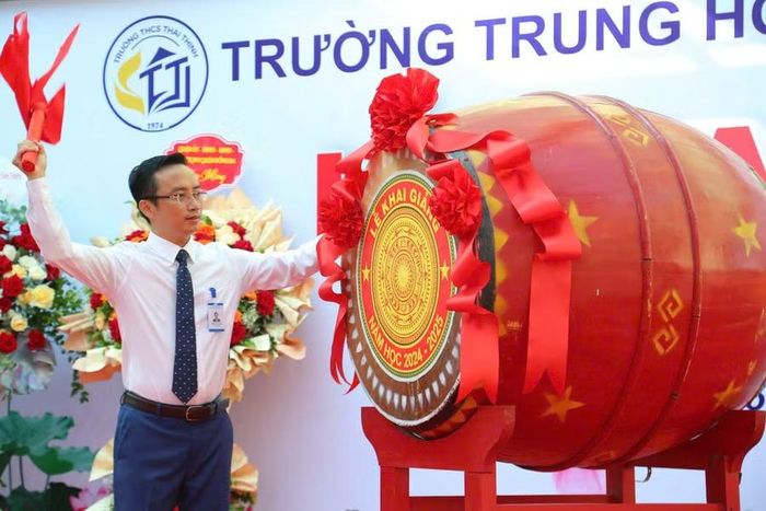 Nghi thức đánh trống khai giảng năm học tại Trường THCS Thái Thịnh, Đống Đa, Hà Nội.