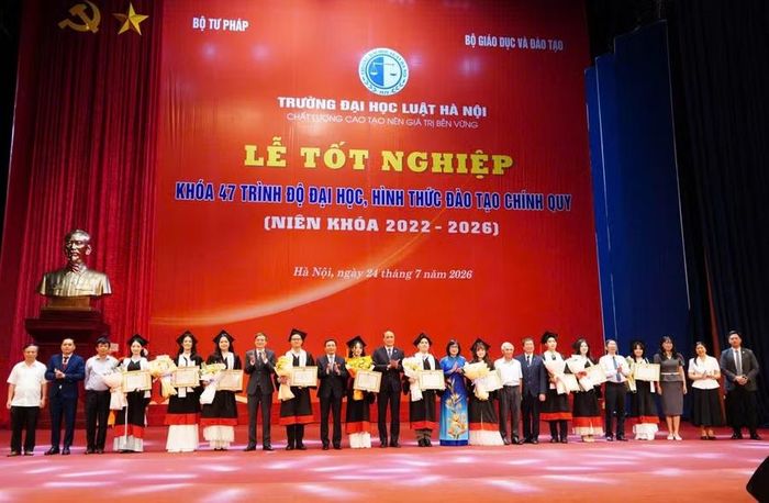 Khen thưởng sinh viên đạt danh hiệu Thủ khoa đầu ra.
