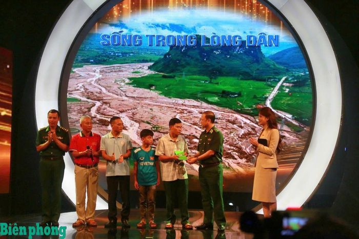Trung tướng Nguyễn Anh Tuấn, Bí thư Đảng ủy, Chính ủy Bộ đội Biên phòng trao quà cho gia đình anh Lò Văn Phong. Ảnh: Lương Linh