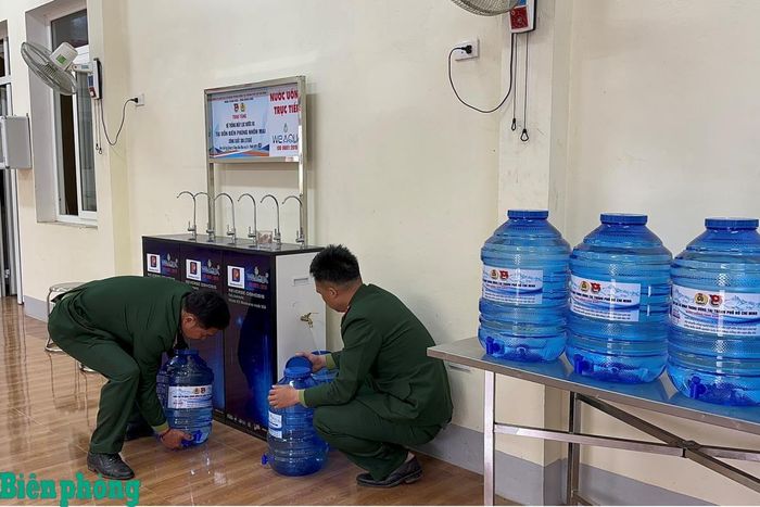 Cán bộ Đồn Biên phòng Nhôn Mai vận chuyển nước sạch đến tặng các trường mầm non trên địa bàn. Ảnh: Hải Thượng
