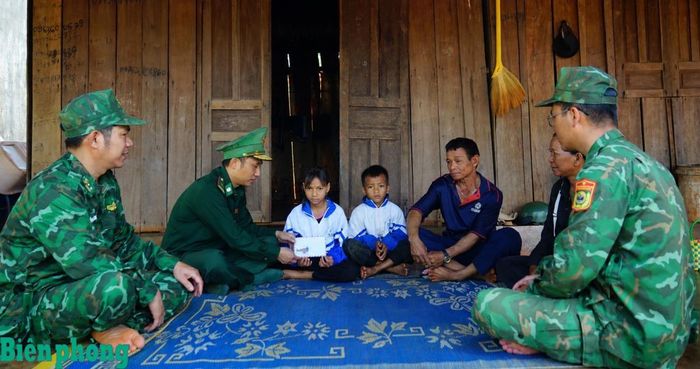 Cán bộ, chiến sĩ Đồn Biên phòng Ia Pnôn hỗ trợ, động viên học sinh có hoàn cảnh khó khăn trong Chương trình “Nâng bước em tới trường-Con nuôi đồn Biên phòng”. Ảnh: Hòa Bình