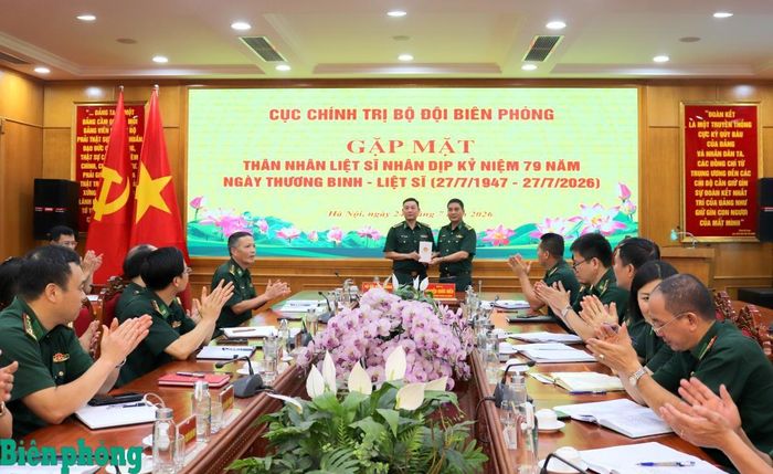 Thừa ủy quyền của Thủ trưởng Bộ Tư lệnh Bộ đội Biên phòng, Đại tá Nguyễn Quốc Hiếu đã trao quà tri ân của Đảng ủy, Bộ Tư lệnh Bộ đội Biên phòng và trao quà của Cục Chính trị Bộ đội Biên phòng tới gia đình liệt sĩ Hồ Đình Duy. Ảnh: TK