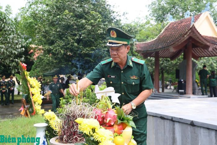 Thiếu tướng Văn Ngọc Quế, Phó Chủ nhiệm Chính trị Bộ đội Biên phòng dâng hương tại Khu di tích lịch sử quốc gia Pò Hèn. Ảnh: Xuân Khoa