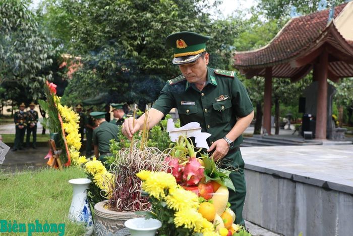 Đại tá Lê Hà An, Phó Tham mưu trưởng Bộ đội Biên phòng dâng hương tại Khu di tích lịch sử quốc gia Pò Hèn. Ảnh: Thủy Nguyên