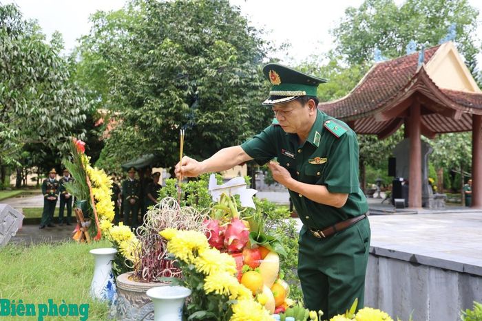 Thiếu tướng Nguyễn Văn Thiện, Phó Tư lệnh Bộ đội Biên phòng dâng hương tri ân các Anh hùng, liệt sĩ. Ảnh: Xuân Khoa