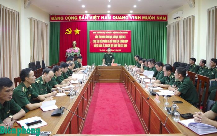 Đại tá Nguyễn Trung Kiên, Phó trưởng đoàn công tác Ban Thường vụ Đảng ủy Bộ đội Biên phòng phát biểu nhận xét sơ bộ kết quả lãnh đạo của Đảng ủy, Ban Chỉ huy Bộ đội Biên phòng tỉnh Tây Ninh. Ảnh: Lê Khoa