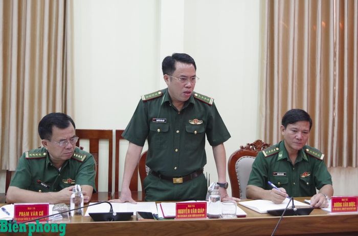 Đại tá Nguyễn Văn Giáp, Phó Bí thư Đảng ủy, Chỉ huy trưởng Bộ đội Biên phòng tỉnh Tây Ninh phát biểu tại buổi làm việc với đoàn công tác. Ảnh: Lê Khoa