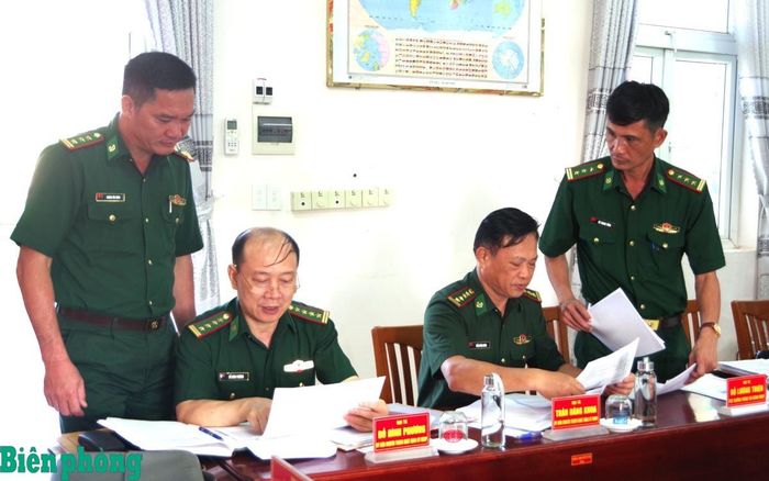 Các thành viên đoàn công tác nắm tình hình thông qua hồ sơ, văn bản tại Đồn Biên phòng cửa khẩu Mỹ Quý Tây. Ảnh: Lê Khoa