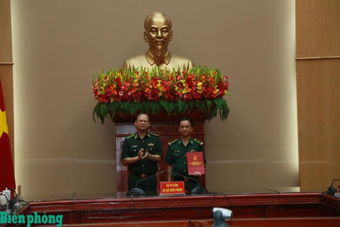 Trung tướng Nguyễn Anh Tuấn trao các quyết định về công tác cán bộ tại hội nghị. Ảnh: Cẩm Linh