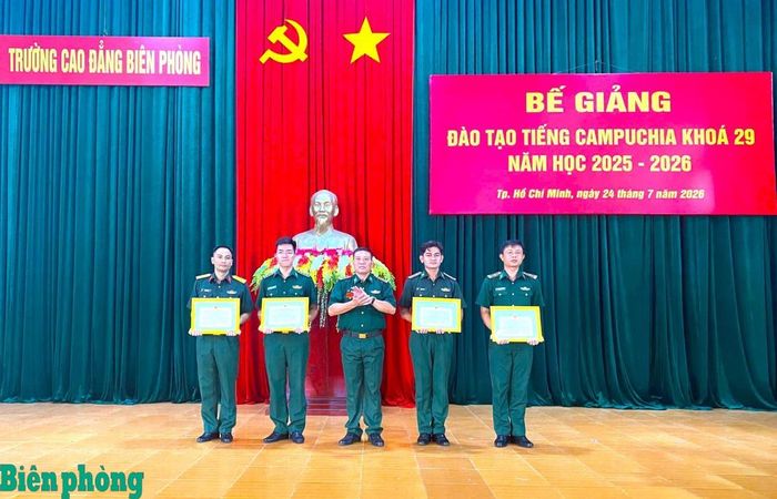 Đại tá Nguyễn Xuân Toàn, Phó hiệu trưởng Trường Cao đẳng Biên phòng tặng Giấy khen cho học viên tốt nghiệp loại giỏi. Ảnh: Mạnh Cường