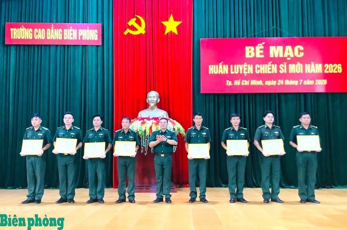 Đại tá Nguyễn Xuân Toàn, Phó hiệu trưởng Trường Cao đẳng Biên phòng tặng Giấy khen cho các tập thể hoàn thành xuất sắc nhiệm vụ huấn luyện chiến sĩ mới năm 2026. Ảnh: Mạnh Cường