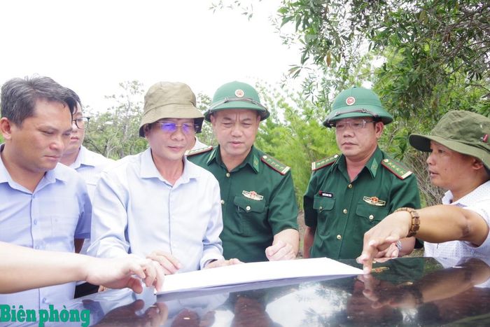 Đoàn công tác kiểm tra kết quả khảo sát dự án nâng cấp, sửa chữa đường giao thông từ Quốc lộ 29 đi trung tâm xã Ia Rvê. Ảnh: Nguyễn Dân