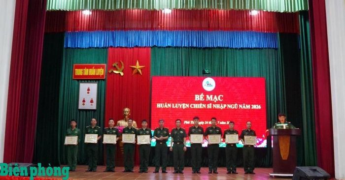 Trung tâm Huấn luyện Bộ đội Biên phòng trao khen thưởng cho các tập thể, cán bộ và chiến sĩ có thành tích xuất sắc trong khóa huấn luyện chiến sĩ nhập ngũ năm 2026. Ảnh: Nguyễn Hào