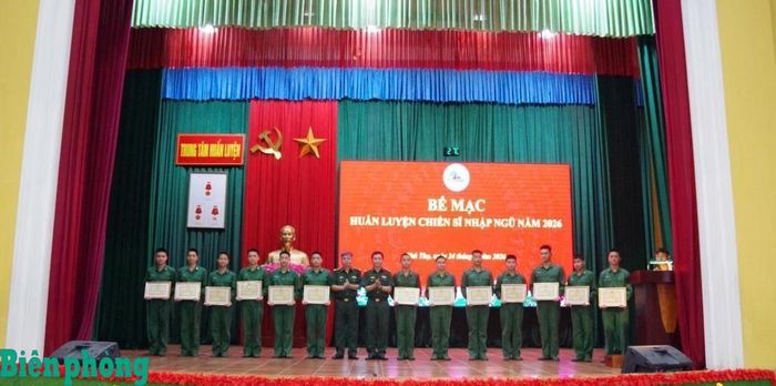 Trung tâm Huấn luyện Bộ đội Biên phòng trao khen thưởng cho các chiến sĩ có thành tích xuất sắc trong khóa huấn luyện chiến sĩ nhập ngũ năm 2026. Ảnh: Nguyễn Hào