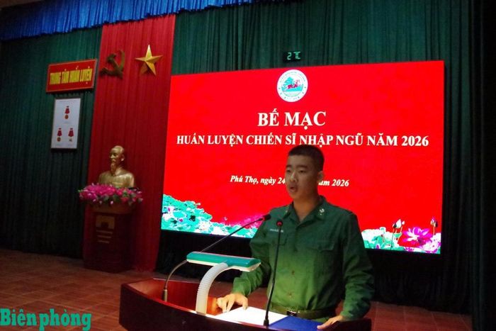 Binh nhì Phạm Tuấn Trung, chiến sĩ Đại đội 3, đại diện cho 470 chiến sĩ nhập ngũ năm 2026 phát biểu tại buổi bế mạc. Ảnh: Nguyễn Hào