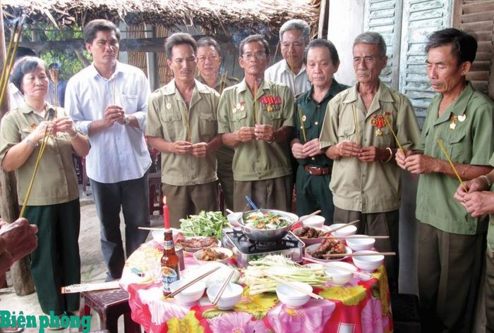 Các cựu chiến binh ấp Tân Thành, xã Đầm Dơi tưởng nhớ những người đồng đội đã anh dũng hy sinh. Ảnh: Mỹ Xuyên