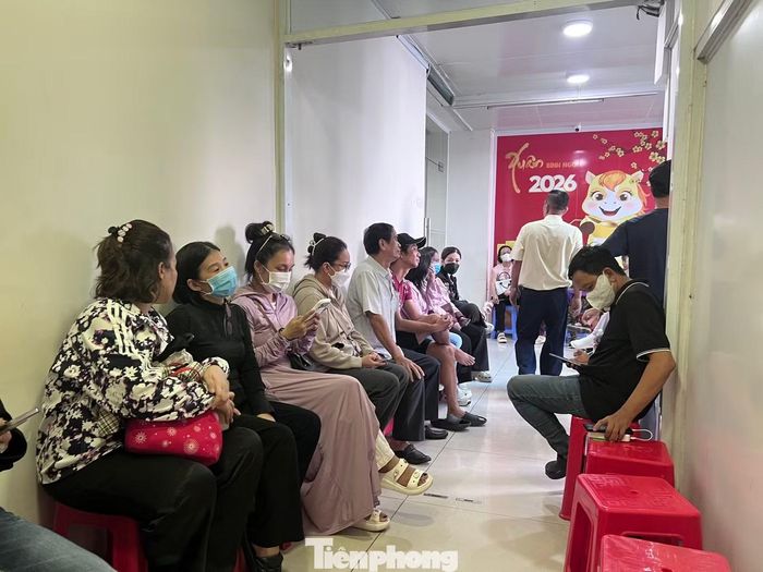 Khách xếp hàng xuyên trưa chờ bán vàng miếng tại SJC.
