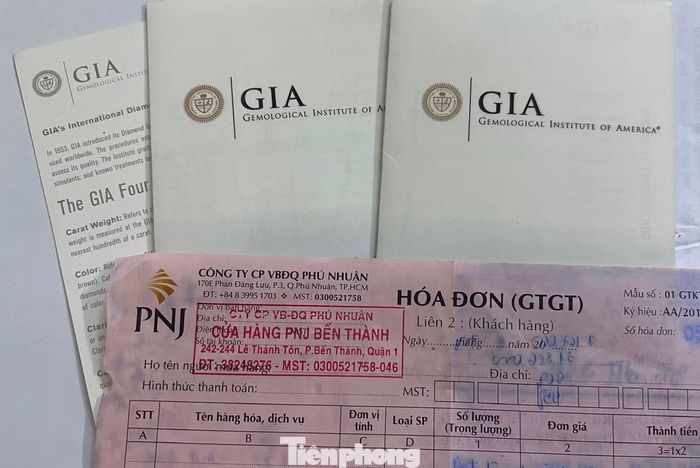 Đem đầy đủ hóa đơn mua hàng, giấy định và sản phẩm đến PNJ, chị Vy vẫn chưa thể bán lại ngay
