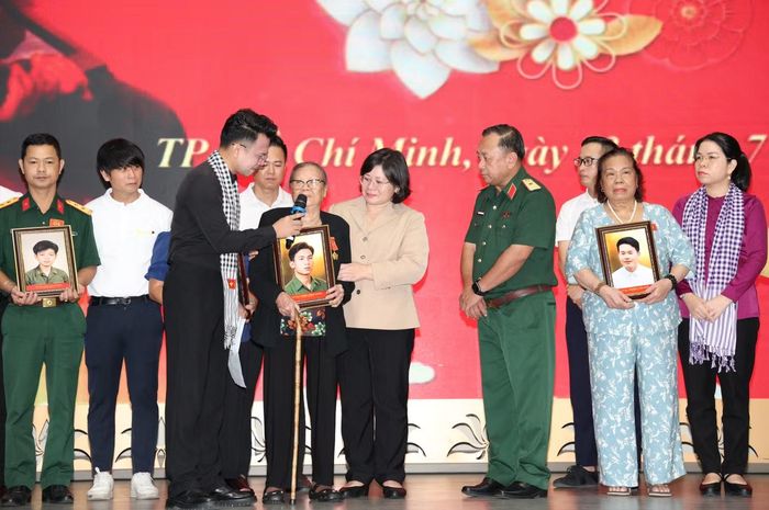 Bà Đỗ Thị Ân chia sẻ tại buổi lễ.