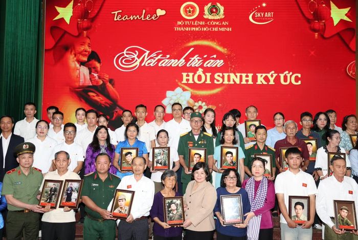 Dịp này, TPHCM trao tặng hơn 50 ảnh phục dựng đến gia đình các liệt sĩ. Những ngày tới, các địa phương trên địa bàn thành phố tiếp tục trao các ảnh phục dựng đến người thân các liệt sĩ.