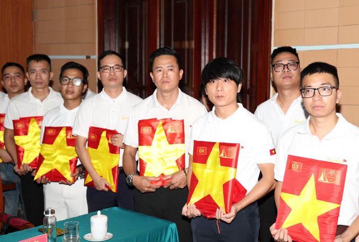 Anh Lê Quyết Thắng (thứ hai từ phải sang, hàng đầu) cùng các thành viên trao di ảnh liệt sĩ, ngày 23/7. (Ảnh: Ngô Tùng)