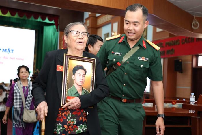 Bà Ân ôm tấm di ảnh người chồng thời trẻ vừa được phục dựng.