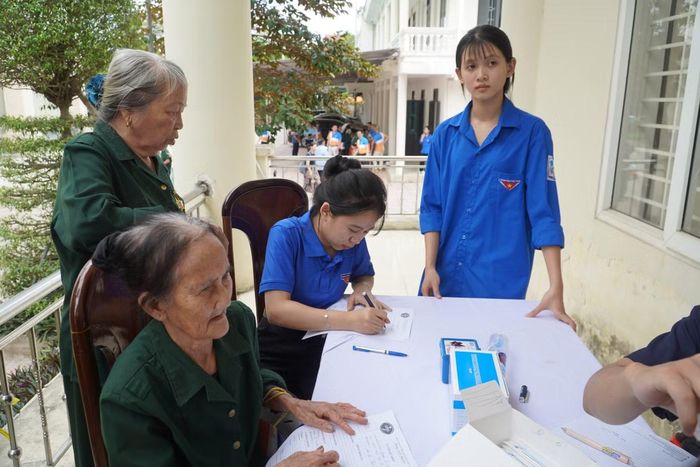  Đoàn viên thanh niên tận tình hướng dẫn người dân làm thủ tục, đo huyết áp, hỗ trợ di chuyển, trao thuốc và thăm hỏi, động viên các đối tượng chính sách, góp phần lan tỏa tinh thần "Uống nước nhớ nguồn", tri ân những người đã cống hiến, hy sinh vì độc lập, tự do của Tổ quốc. 
