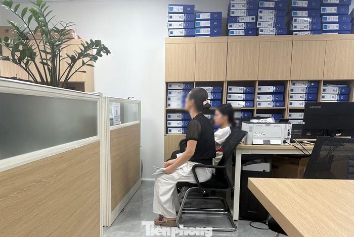 Người dân đến Sở Tài chính Hà Nội gửi đơn, xin thông tin doanh nghiệp.