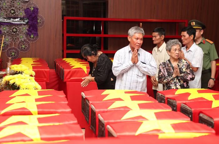 Lực lượng vũ trang cùng bà con nhân dân thành kính tri ân những Anh hùng liệt sĩ đã ngã xuống để Tổ quốc được trường tồn.