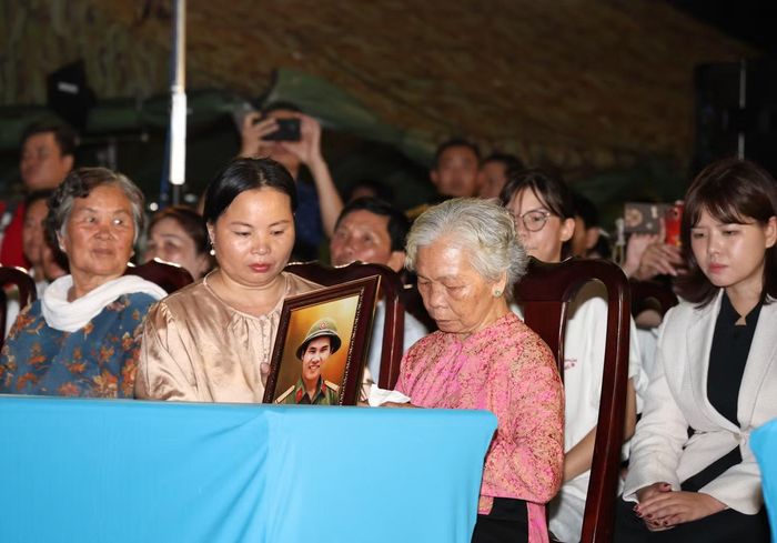 Mới đây, chính quyền tỉnh Tây Ninh đã công nhận bà Nguyễn Thị Lệ là vợ liệt sĩ Huỳnh Văn Quên. Suốt gần 60 năm qua, bà Lệ đã chờ đợi người mình từng ước hẹn "anh đánh xong trận sẽ về cưới em".