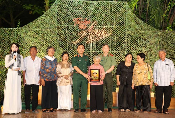 Gia đình liệt sĩ Huỳnh Văn Quên có 7 liệt sĩ, 2 Mẹ Việt Nam anh hùng và 1 Anh hùng Lực lượng vũ trang nhân dân. Suốt mấy chục năm qua, kể từ khi liệt sĩ Huỳnh Văn Quên hy sinh, trên bàn thờ của gia đình không có tấm hình, chỉ có tấm bằng Tổ quốc ghi công được đặt trang trọng thay cho bao nỗi nhớ mong và hy vọng của gia đình.