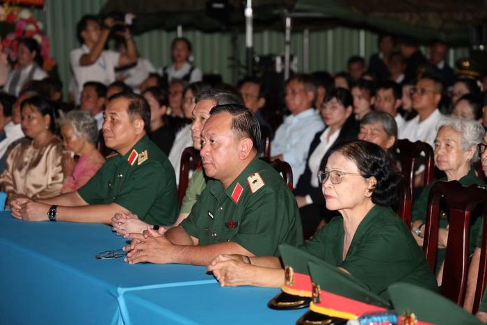 Tại điểm cầu Công viên Lê Thị Riêng (phường Hòa Hưng, TPHCM) - nơi đang diễn ra cuộc tìm kiếm, quy tập hài cốt liệt sĩ suốt nhiều ngày qua, chương trình đã thực hiện những nghĩa cử và tình cảm tri ân sâu nặng dành cho những người đã cống hiến tuổi thanh xuân và cả máu xương của mình cho Tổ quốc.