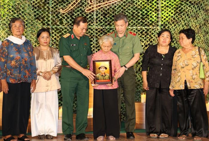 Một trong những khoảnh khắc ý nghĩa của chương trình là lãnh đạo TPHCM đã trao tặng ảnh chân dung của các liệt sĩ đến đại diện các gia đình liệt sĩ đã hy sinh vì sự nghiệp đấu tranh và giải phóng dân tộc. Trong ảnh: Thiếu tướng Vũ Văn Điền - Ủy viên Ban Thường vụ Thành ủy, Tư lệnh Bộ Tư lệnh TPHCM cùng Thiếu tướng Tạ Văn Đẹp - Ủy viên Ban Thường vụ Thành ủy, Phó Giám đốc Công an TPHCM, trao di ảnh liệt sĩ Huỳnh Văn Quên sau phục dựng cho gia đình liệt sĩ.