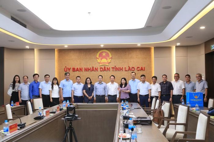 Đoàn công tác Báo Tiền Phong chụp ảnh kỷ niệm cùng lãnh đạo UBND tỉnh và lãnh đạo các sở, ngành của tỉnh Lào Cai.