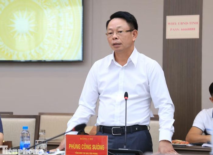 Tổng Biên tập Báo Tiền Phong Phùng Công Sưởng phát biểu tại buổi làm việc.