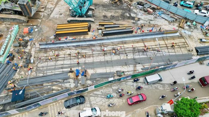 Quá trình thi công sử dụng máy đào tường vây thủy lực (Diaphragm Wall Trenching Machine) kết hợp hệ thống xử lý dung dịch bentonite nhằm giữ ổn định thành vách hố đào.