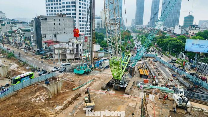 Các tấm tường vây sẽ được thi công theo từng phân đoạn, ưu tiên hoàn thành khu vực phía đông để sớm ổn định mặt bằng và triển khai các bước tiếp theo.