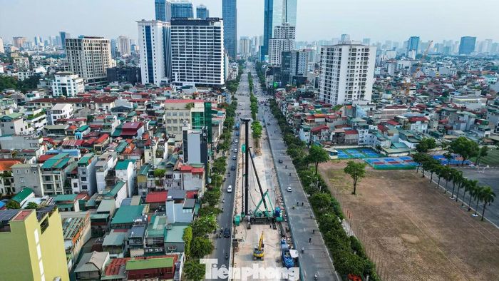Trước đó, gần 500m rào chắn trên đường Văn Cao đã được lắp đặt phục vụ thi công ga ngầm S1 (Quần Ngựa), tạo mặt bằng để triển khai các hạng mục của tuyến metro số 5.
