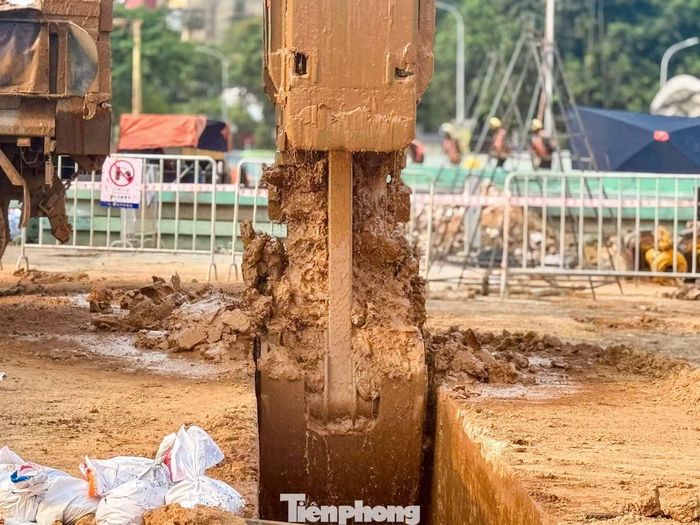 Gầu đào thủy lực bắt đầu đào những mét đất đầu tiên, đánh dấu dự án metro số 5 bước sang giai đoạn thi công kết cấu ngầm sau thời gian chuẩn bị.