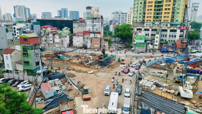 Dự án áp dụng nhiều giải pháp kỹ thuật nhằm kiểm soát nền đất, hạn chế ảnh hưởng đến các công trình lân cận. Hệ thống quan trắc hoạt động 24/7 để theo dõi độ lún, độ nghiêng và chuyển vị.