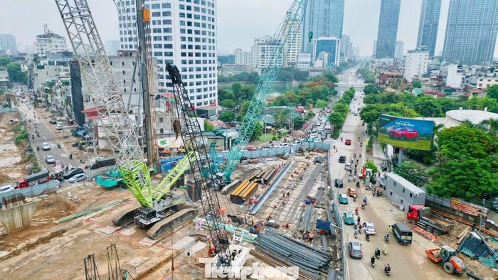 Công trường ga S3 đang được huy động nhiều thiết bị, máy móc cỡ lớn để triển khai đồng thời các hạng mục.
