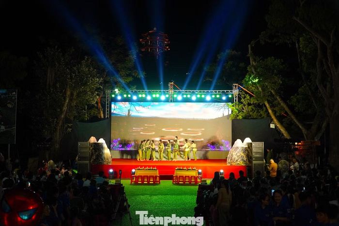 Tối 23/7, tại Khu mộ 10 nữ Anh hùng liệt sĩ thanh niên xung phong Ngã ba Đồng Lộc, Tỉnh Đoàn Hà Tĩnh phối hợp Quân khu 4, Bộ Chỉ huy Quân sự tỉnh, Nhà hát Nghệ thuật truyền thống Hà Tĩnh và Ban Quản lý Khu di tích Ngã ba Đồng Lộc - Khu tưởng niệm Lý Tự Trọng tổ chức Lễ thắp nến tri ân và chương trình nghệ thuật "Khoảng trời con gái".