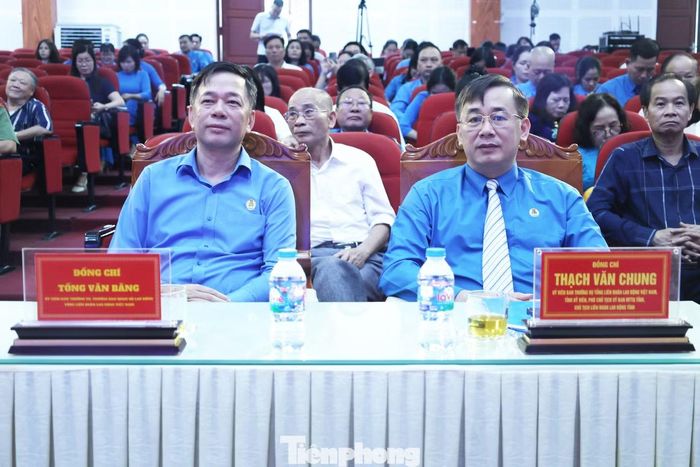 Đại biểu dự chương trình.