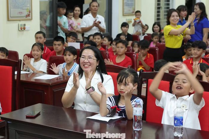  Tiếng hát dân ca vì thế trở thành "chất keo" kết nối các em nhỏ với nhau, làm mỗi buổi sinh hoạt hè thêm sôi nổi, giàu cảm xúc. Không còn khoảng cách giữa việc học và vui chơi, các em được tiếp cận di sản bằng chính sự hồn nhiên, say mê của tuổi thơ. Các buổi sinh hoạt hè luôn có sự đồng hành của cán bộ xóm, đoàn viên thanh niên. Nhiều phụ huynh, ông bà cũng dành thời gian đến theo dõi, cổ vũ con, cháu mình trong từng buổi sinh hoạt. 