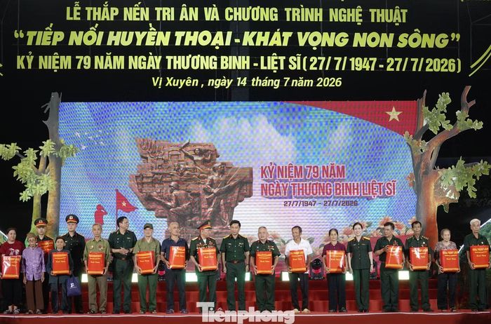 Lãnh đạo Ban Phụ nữ Quân đội và các đơn vị trao quà tặng gia đình chính sách ở Tuyên Quang.