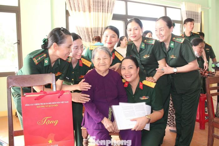 Câu chuyện của nữ thương binh 1/4 Từ Thị Đổng đã truyền động lực cống hiến cho những nữ quân nhân hôm nay.